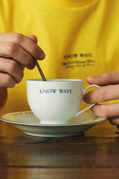 KNOW WAVE x Tea Club Scheme Team による最新コラボコレクションが UNITED ARROWS & SONS に登場 アパレルのみならず食後のランチブレイクに使いたくなる上品なティーカップ&ソーサーもラインアップ KNOW WAVE ノーウェーブ Tea Club Scheme Team ティー クラブ スキーム チーム UA UNITED ARROWS & SONS ユナイテッドアローズ＆サンズ Aaron Bondaroff エーロン・ボンダロフ Al Moran アル・モーラン コーデュロイキャップ ロングスリーブTシャツ ティーカップ&ソーサー HYPEBEAST ハイプビースト