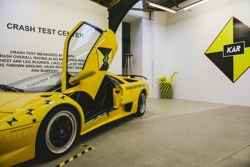 パリにて開催中の L’Art De L’Automobile によるエキシビション “Crash Test” 内部の様子をチェック アルチュール・カー ラート ド ロートモービル