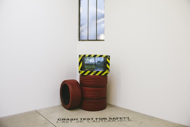 パリにて開催中の L’Art De L’Automobile によるエキシビション “Crash Test” 内部の様子をチェック アルチュール・カー ラート ド ロートモービル