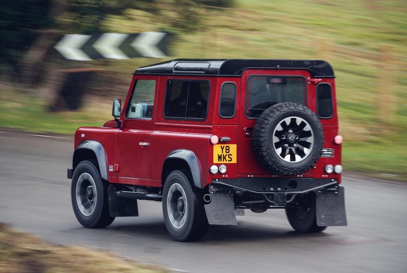 Land Rover より特別仕様に変貌を遂げた創立70周年記念モデル Defender Works V8 がリリース 強靭なV8エンジンや高級インテリアを搭載した史上最強の新モデルは限定150台 Defender ディフェンダー Land Rover ランドローバー Recaro レカロ Mercedes-Benz メルセデス・ベンツ Gクラス Ford フォード Mustang マスタング HYPEBEAST ハイプビースト