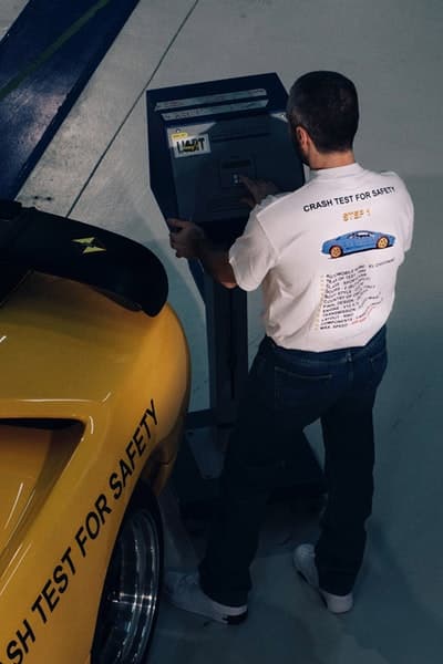 L’Art De L’Automobile が衝突実験をモチーフにした期間限定エキシビジョンを開催 安全性チェックシート&テストカーのグラフィックプリントなどを用いた限定アイテムが登場予定 SSENSE エッセンス Ferrari フェラーリ Arthur Kar アチュール・カー L’Art De L’Automobile ラート ド ロートモービル Crash Test 衝突実験 ロングスリーブTシャツ キーチェーン ステッカー HYPEBEAST ハイプビースト