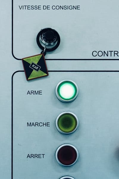 L’Art De L’Automobile が衝突実験をモチーフにした期間限定エキシビジョンを開催 安全性チェックシート&テストカーのグラフィックプリントなどを用いた限定アイテムが登場予定 SSENSE エッセンス Ferrari フェラーリ Arthur Kar アチュール・カー L’Art De L’Automobile ラート ド ロートモービル Crash Test 衝突実験 ロングスリーブTシャツ キーチェーン ステッカー HYPEBEAST ハイプビースト