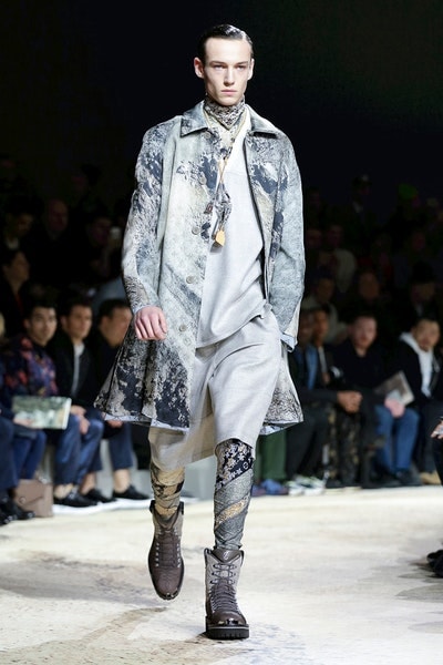 キム・ジョーンズの集大成を祝うべく伝説のモデルも登場した Louis Vuitton 2018年秋冬コレクション 天才デザイナーの有終の美を飾るケイト・モスとナオミ・キャンベルのランウェイ姿も必見 Louis Vuitton ルイ・ヴィトン メゾンブランド LV Kim Jones キム・ジョーンズ Supreme シュプリーム 藤原ヒロシ Kate Moss ケイト・モス Naomi Campbell ナオミ・キャンベル Marc Jacobs マーク・ジェイコブス HYPEBEAST ハイプビースト