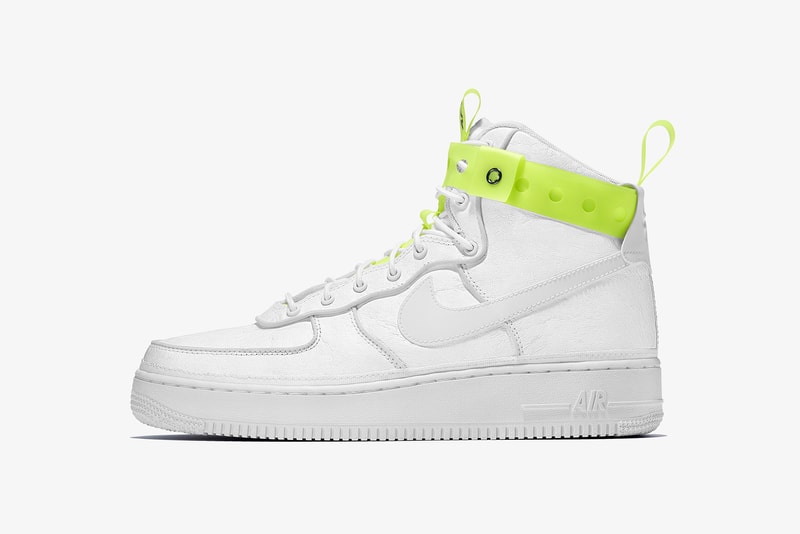 Nike より MAGIC STICK の今野直隆がデザインした Air Force 1 Hi VIP の正式発売情報を世界先行入手 ナイトクラブに着想を得た逸足は日本限定モデルとのこと。気になる発売日と取り扱い店舗は……？  ゲリラ的なサンプル画像の公開から始まり、小木“Poggy”基史のディテール投稿でその存在が確信へと変わったMAGIC STICK AF1 VIPだが、『HYPEBEAST』でも発信した同トピックは瞬く間に世界のスニーカーヘッズへと広まり、続報が待望されていた。しかし本日、我々は〈Nike（ナイキ）〉より、この今野直隆がデザインしたAF1のオフィシャルビジュアルと正式発売情報を世界先行入手することに成功した。  ナイトクラブにインスピレーションを受けた本作は、その名のとおり“VIP”のようなスペシャルな気分になれる仕上がりに。AF1 Hiを象徴するアンクルストラップはナイトクラブに欠かせないリストバンドをイメージしたデザインで一新され、アッパー素材にはそのリストバンドによく使用される高密度ポリエチレン100％製の耐久性のある不織布のタイベック®を使用。また、あのAir Max 97同様、サイドのスウッシュやヒールタブなど随所にリフレクティブ素材が採用されているため、暗がりでも足元からそのシルエットを主張をすることができる。  Nike Air Force 1 Hi VIPは2月10日（土）より〈Nike〉の直営店、『NIKE.COM/NIKELAB』、『NIKELAB MA5』などで先行発売され、翌11日（日）からはその他一部店舗にて販売予定となっており、価格は16,200円（税込）。日本限定モデルとしての登場だけに、国内のヘッズは是が非でも手に入れておくべき逸足だろう。  販売方法などはブランドからのアップデートを待つ必要がありそうだが、それまでに先日ローンチした〈MAGIC STICK（マジック スティック）〉の2018年春夏コレクションもあわせてチェックしてみていかがだろうか。