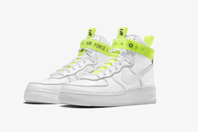 Nike より MAGIC STICK の今野直隆がデザインした Air Force 1 Hi VIP の正式発売情報を世界先行入手 ナイトクラブに着想を得た逸足は日本限定モデルとのこと。気になる発売日と取り扱い店舗は……？  ゲリラ的なサンプル画像の公開から始まり、小木“Poggy”基史のディテール投稿でその存在が確信へと変わったMAGIC STICK AF1 VIPだが、『HYPEBEAST』でも発信した同トピックは瞬く間に世界のスニーカーヘッズへと広まり、続報が待望されていた。しかし本日、我々は〈Nike（ナイキ）〉より、この今野直隆がデザインしたAF1のオフィシャルビジュアルと正式発売情報を世界先行入手することに成功した。  ナイトクラブにインスピレーションを受けた本作は、その名のとおり“VIP”のようなスペシャルな気分になれる仕上がりに。AF1 Hiを象徴するアンクルストラップはナイトクラブに欠かせないリストバンドをイメージしたデザインで一新され、アッパー素材にはそのリストバンドによく使用される高密度ポリエチレン100％製の耐久性のある不織布のタイベック®を使用。また、あのAir Max 97同様、サイドのスウッシュやヒールタブなど随所にリフレクティブ素材が採用されているため、暗がりでも足元からそのシルエットを主張をすることができる。  Nike Air Force 1 Hi VIPは2月10日（土）より〈Nike〉の直営店、『NIKE.COM/NIKELAB』、『NIKELAB MA5』などで先行発売され、翌11日（日）からはその他一部店舗にて販売予定となっており、価格は16,200円（税込）。日本限定モデルとしての登場だけに、国内のヘッズは是が非でも手に入れておくべき逸足だろう。  販売方法などはブランドからのアップデートを待つ必要がありそうだが、それまでに先日ローンチした〈MAGIC STICK（マジック スティック）〉の2018年春夏コレクションもあわせてチェックしてみていかがだろうか。