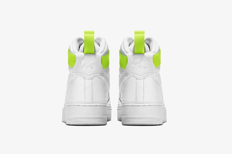 Nike より MAGIC STICK の今野直隆がデザインした Air Force 1 Hi VIP の正式発売情報を世界先行入手 ナイトクラブに着想を得た逸足は日本限定モデルとのこと。気になる発売日と取り扱い店舗は……？  ゲリラ的なサンプル画像の公開から始まり、小木“Poggy”基史のディテール投稿でその存在が確信へと変わったMAGIC STICK AF1 VIPだが、『HYPEBEAST』でも発信した同トピックは瞬く間に世界のスニーカーヘッズへと広まり、続報が待望されていた。しかし本日、我々は〈Nike（ナイキ）〉より、この今野直隆がデザインしたAF1のオフィシャルビジュアルと正式発売情報を世界先行入手することに成功した。  ナイトクラブにインスピレーションを受けた本作は、その名のとおり“VIP”のようなスペシャルな気分になれる仕上がりに。AF1 Hiを象徴するアンクルストラップはナイトクラブに欠かせないリストバンドをイメージしたデザインで一新され、アッパー素材にはそのリストバンドによく使用される高密度ポリエチレン100％製の耐久性のある不織布のタイベック®を使用。また、あのAir Max 97同様、サイドのスウッシュやヒールタブなど随所にリフレクティブ素材が採用されているため、暗がりでも足元からそのシルエットを主張をすることができる。  Nike Air Force 1 Hi VIPは2月10日（土）より〈Nike〉の直営店、『NIKE.COM/NIKELAB』、『NIKELAB MA5』などで先行発売され、翌11日（日）からはその他一部店舗にて販売予定となっており、価格は16,200円（税込）。日本限定モデルとしての登場だけに、国内のヘッズは是が非でも手に入れておくべき逸足だろう。  販売方法などはブランドからのアップデートを待つ必要がありそうだが、それまでに先日ローンチした〈MAGIC STICK（マジック スティック）〉の2018年春夏コレクションもあわせてチェックしてみていかがだろうか。