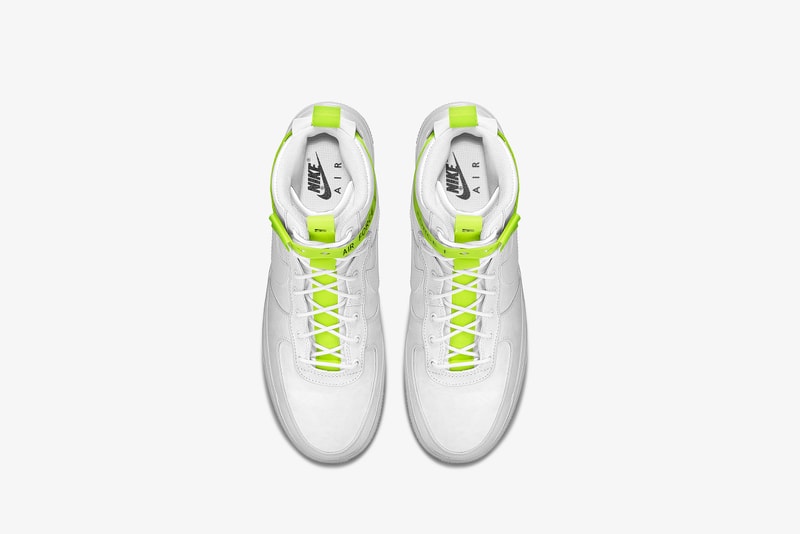 Nike より MAGIC STICK の今野直隆がデザインした Air Force 1 Hi VIP の正式発売情報を世界先行入手 ナイトクラブに着想を得た逸足は日本限定モデルとのこと。気になる発売日と取り扱い店舗は……？  ゲリラ的なサンプル画像の公開から始まり、小木“Poggy”基史のディテール投稿でその存在が確信へと変わったMAGIC STICK AF1 VIPだが、『HYPEBEAST』でも発信した同トピックは瞬く間に世界のスニーカーヘッズへと広まり、続報が待望されていた。しかし本日、我々は〈Nike（ナイキ）〉より、この今野直隆がデザインしたAF1のオフィシャルビジュアルと正式発売情報を世界先行入手することに成功した。  ナイトクラブにインスピレーションを受けた本作は、その名のとおり“VIP”のようなスペシャルな気分になれる仕上がりに。AF1 Hiを象徴するアンクルストラップはナイトクラブに欠かせないリストバンドをイメージしたデザインで一新され、アッパー素材にはそのリストバンドによく使用される高密度ポリエチレン100％製の耐久性のある不織布のタイベック®を使用。また、あのAir Max 97同様、サイドのスウッシュやヒールタブなど随所にリフレクティブ素材が採用されているため、暗がりでも足元からそのシルエットを主張をすることができる。  Nike Air Force 1 Hi VIPは2月10日（土）より〈Nike〉の直営店、『NIKE.COM/NIKELAB』、『NIKELAB MA5』などで先行発売され、翌11日（日）からはその他一部店舗にて販売予定となっており、価格は16,200円（税込）。日本限定モデルとしての登場だけに、国内のヘッズは是が非でも手に入れておくべき逸足だろう。  販売方法などはブランドからのアップデートを待つ必要がありそうだが、それまでに先日ローンチした〈MAGIC STICK（マジック スティック）〉の2018年春夏コレクションもあわせてチェックしてみていかがだろうか。