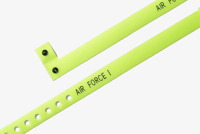 Nike より MAGIC STICK の今野直隆がデザインした Air Force 1 Hi VIP の正式発売情報を世界先行入手 ナイトクラブに着想を得た逸足は日本限定モデルとのこと。気になる発売日と取り扱い店舗は……？  ゲリラ的なサンプル画像の公開から始まり、小木“Poggy”基史のディテール投稿でその存在が確信へと変わったMAGIC STICK AF1 VIPだが、『HYPEBEAST』でも発信した同トピックは瞬く間に世界のスニーカーヘッズへと広まり、続報が待望されていた。しかし本日、我々は〈Nike（ナイキ）〉より、この今野直隆がデザインしたAF1のオフィシャルビジュアルと正式発売情報を世界先行入手することに成功した。  ナイトクラブにインスピレーションを受けた本作は、その名のとおり“VIP”のようなスペシャルな気分になれる仕上がりに。AF1 Hiを象徴するアンクルストラップはナイトクラブに欠かせないリストバンドをイメージしたデザインで一新され、アッパー素材にはそのリストバンドによく使用される高密度ポリエチレン100％製の耐久性のある不織布のタイベック®を使用。また、あのAir Max 97同様、サイドのスウッシュやヒールタブなど随所にリフレクティブ素材が採用されているため、暗がりでも足元からそのシルエットを主張をすることができる。  Nike Air Force 1 Hi VIPは2月10日（土）より〈Nike〉の直営店、『NIKE.COM/NIKELAB』、『NIKELAB MA5』などで先行発売され、翌11日（日）からはその他一部店舗にて販売予定となっており、価格は16,200円（税込）。日本限定モデルとしての登場だけに、国内のヘッズは是が非でも手に入れておくべき逸足だろう。  販売方法などはブランドからのアップデートを待つ必要がありそうだが、それまでに先日ローンチした〈MAGIC STICK（マジック スティック）〉の2018年春夏コレクションもあわせてチェックしてみていかがだろうか。