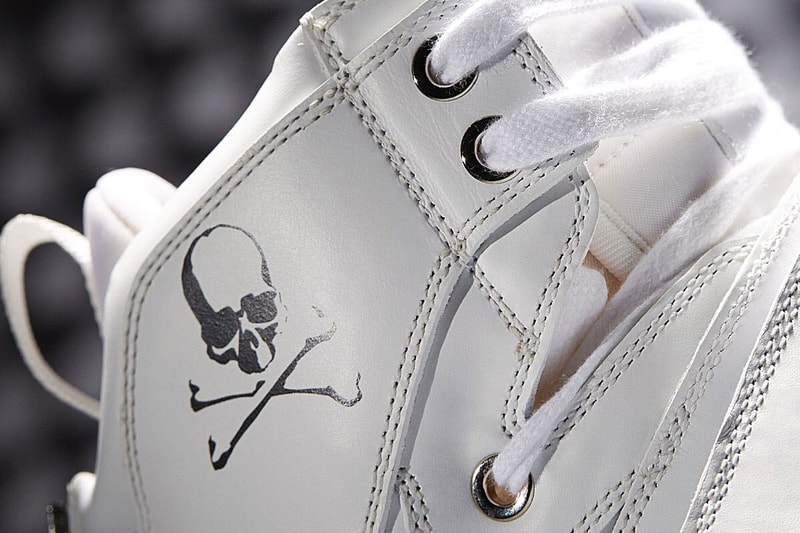 偽靴下を忍ばせた mastermind JAPAN x SearchNDesign のコラボフットウェア “Ghost Sox” 〈Fear of God〉や〈STÜSSY〉を筆頭にストリート御用達のイタリアのファクトリーメーカーと本間正章のデザイン哲学が融合した逸品