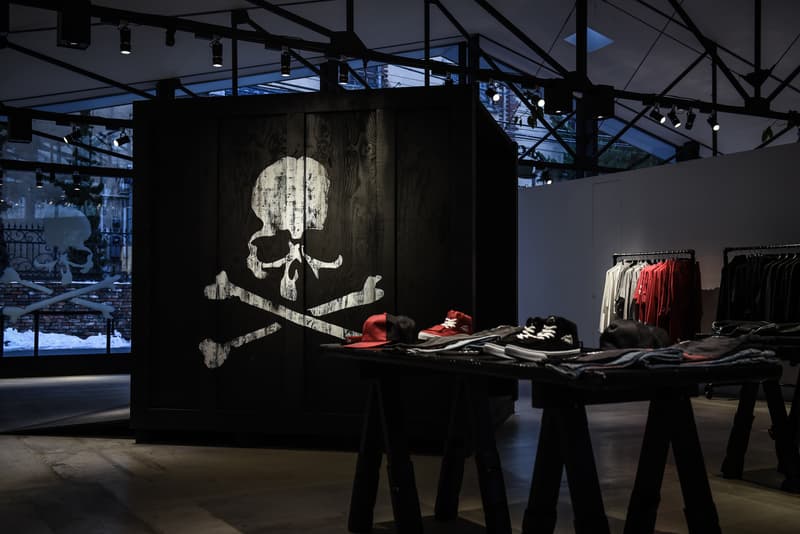 MASTERMIND TOKYO の2018年春夏ポップアップストアの様子を先行公開 〈MASTERMIND WORLD〉の最新アイテムを網羅し、即完したあのコラボスニーカーも再販される模様 今週はじめにゲリラアナウンスされた、〈MASTERMIND TOKYO(マスターマインド トウキョウ)〉のポップアップ開催。当初はティーザーのみ公開で全貌は想像でしか語れなかったが、『HYPEBEAST』は会場となる『SO-CAL LINK GALLERY』にいち早く潜入し、その様子を撮影することに成功した。 中心となるのは〈MASTERMIND WORLD〉の2018年春夏コレクションで、今季はブラックのイメージが強かったこれまでとは一転、差し色としてレッドを採用。また、会場を一瞥して取り分け購買意欲を駆り立てたのは、ジャージやコーチジャケットといったスポーツ系のトップスで、王道のカジュアルウェアが微塵の妥協も許さない〈MASTERMIND〉らしい圧巻のクオリティで仕立てられていた。その他では、ジャガードで要所にクロスボーンスカルを配したブロックチェックシャツやタオルなども気になるところ。だが、ストリート御用達のイタリア発ファクトリーメーカー〈SearchNDesign(サーチンデザイン)〉とのダブルネームアパレルを筆頭に、本間正章のデザイン哲学を落とし込んだ〈SUICOKE(スイコック)〉のKAWや、リリースの際に即完した〈Vans(ヴァンズ)〉のMt.Editionもブラック、レッドともに再登場と、買い逃し厳禁なコラボものもストックされている。 〈MASTERMIND TOKYO〉の2018年春夏ポップアップストアは、1月27日(土)から 2月4日(日)まで。是非、上のフォトギャラリーから我々が撮影した会場の様子をチェックしてみてほしい。 なお、〈mastermind Japan〉の最新ピースはすでにオンラインストアにもデリバリー済み。また、今年3月末には『東京ミッドタウン日比谷』に世界初の旗艦店オープンも決定している。2018年も目が離せそうにない〈MASTERMIND〉関連のニュースは、こちらからご確認を。