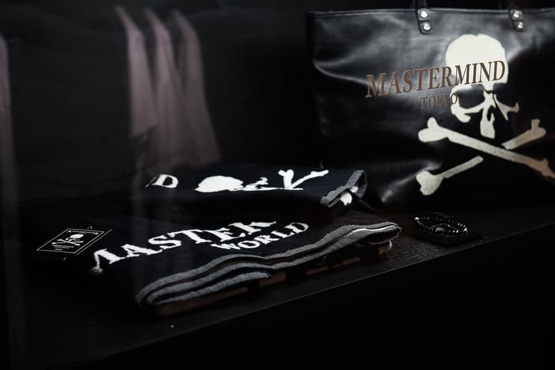 MASTERMIND TOKYO の2018年春夏ポップアップストアの様子を先行公開 〈MASTERMIND WORLD〉の最新アイテムを網羅し、即完したあのコラボスニーカーも再販される模様 今週はじめにゲリラアナウンスされた、〈MASTERMIND TOKYO(マスターマインド トウキョウ)〉のポップアップ開催。当初はティーザーのみ公開で全貌は想像でしか語れなかったが、『HYPEBEAST』は会場となる『SO-CAL LINK GALLERY』にいち早く潜入し、その様子を撮影することに成功した。 中心となるのは〈MASTERMIND WORLD〉の2018年春夏コレクションで、今季はブラックのイメージが強かったこれまでとは一転、差し色としてレッドを採用。また、会場を一瞥して取り分け購買意欲を駆り立てたのは、ジャージやコーチジャケットといったスポーツ系のトップスで、王道のカジュアルウェアが微塵の妥協も許さない〈MASTERMIND〉らしい圧巻のクオリティで仕立てられていた。その他では、ジャガードで要所にクロスボーンスカルを配したブロックチェックシャツやタオルなども気になるところ。だが、ストリート御用達のイタリア発ファクトリーメーカー〈SearchNDesign(サーチンデザイン)〉とのダブルネームアパレルを筆頭に、本間正章のデザイン哲学を落とし込んだ〈SUICOKE(スイコック)〉のKAWや、リリースの際に即完した〈Vans(ヴァンズ)〉のMt.Editionもブラック、レッドともに再登場と、買い逃し厳禁なコラボものもストックされている。 〈MASTERMIND TOKYO〉の2018年春夏ポップアップストアは、1月27日(土)から 2月4日(日)まで。是非、上のフォトギャラリーから我々が撮影した会場の様子をチェックしてみてほしい。 なお、〈mastermind Japan〉の最新ピースはすでにオンラインストアにもデリバリー済み。また、今年3月末には『東京ミッドタウン日比谷』に世界初の旗艦店オープンも決定している。2018年も目が離せそうにない〈MASTERMIND〉関連のニュースは、こちらからご確認を。
