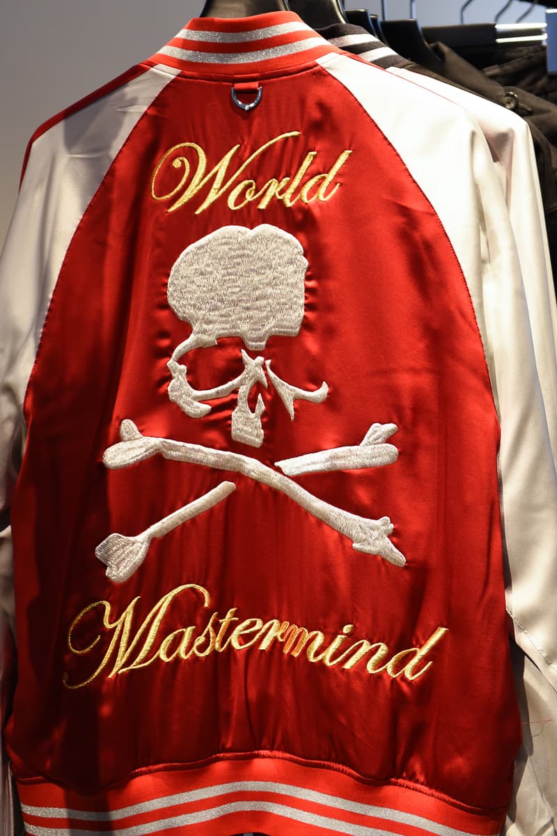 MASTERMIND TOKYO の2018年春夏ポップアップストアの様子を先行公開 〈MASTERMIND WORLD〉の最新アイテムを網羅し、即完したあのコラボスニーカーも再販される模様 今週はじめにゲリラアナウンスされた、〈MASTERMIND TOKYO(マスターマインド トウキョウ)〉のポップアップ開催。当初はティーザーのみ公開で全貌は想像でしか語れなかったが、『HYPEBEAST』は会場となる『SO-CAL LINK GALLERY』にいち早く潜入し、その様子を撮影することに成功した。 中心となるのは〈MASTERMIND WORLD〉の2018年春夏コレクションで、今季はブラックのイメージが強かったこれまでとは一転、差し色としてレッドを採用。また、会場を一瞥して取り分け購買意欲を駆り立てたのは、ジャージやコーチジャケットといったスポーツ系のトップスで、王道のカジュアルウェアが微塵の妥協も許さない〈MASTERMIND〉らしい圧巻のクオリティで仕立てられていた。その他では、ジャガードで要所にクロスボーンスカルを配したブロックチェックシャツやタオルなども気になるところ。だが、ストリート御用達のイタリア発ファクトリーメーカー〈SearchNDesign(サーチンデザイン)〉とのダブルネームアパレルを筆頭に、本間正章のデザイン哲学を落とし込んだ〈SUICOKE(スイコック)〉のKAWや、リリースの際に即完した〈Vans(ヴァンズ)〉のMt.Editionもブラック、レッドともに再登場と、買い逃し厳禁なコラボものもストックされている。 〈MASTERMIND TOKYO〉の2018年春夏ポップアップストアは、1月27日(土)から 2月4日(日)まで。是非、上のフォトギャラリーから我々が撮影した会場の様子をチェックしてみてほしい。 なお、〈mastermind Japan〉の最新ピースはすでにオンラインストアにもデリバリー済み。また、今年3月末には『東京ミッドタウン日比谷』に世界初の旗艦店オープンも決定している。2018年も目が離せそうにない〈MASTERMIND〉関連のニュースは、こちらからご確認を。