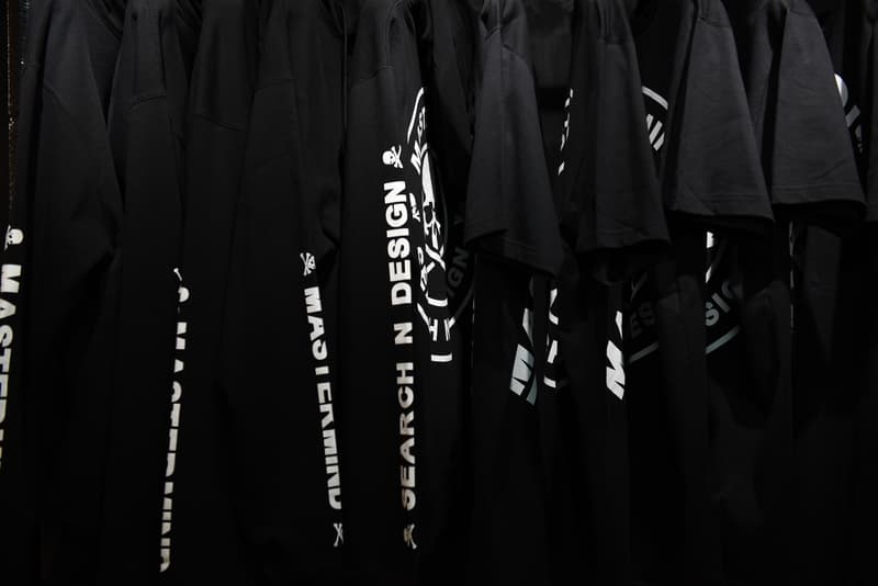 MASTERMIND TOKYO の2018年春夏ポップアップストアの様子を先行公開 〈MASTERMIND WORLD〉の最新アイテムを網羅し、即完したあのコラボスニーカーも再販される模様 今週はじめにゲリラアナウンスされた、〈MASTERMIND TOKYO(マスターマインド トウキョウ)〉のポップアップ開催。当初はティーザーのみ公開で全貌は想像でしか語れなかったが、『HYPEBEAST』は会場となる『SO-CAL LINK GALLERY』にいち早く潜入し、その様子を撮影することに成功した。 中心となるのは〈MASTERMIND WORLD〉の2018年春夏コレクションで、今季はブラックのイメージが強かったこれまでとは一転、差し色としてレッドを採用。また、会場を一瞥して取り分け購買意欲を駆り立てたのは、ジャージやコーチジャケットといったスポーツ系のトップスで、王道のカジュアルウェアが微塵の妥協も許さない〈MASTERMIND〉らしい圧巻のクオリティで仕立てられていた。その他では、ジャガードで要所にクロスボーンスカルを配したブロックチェックシャツやタオルなども気になるところ。だが、ストリート御用達のイタリア発ファクトリーメーカー〈SearchNDesign(サーチンデザイン)〉とのダブルネームアパレルを筆頭に、本間正章のデザイン哲学を落とし込んだ〈SUICOKE(スイコック)〉のKAWや、リリースの際に即完した〈Vans(ヴァンズ)〉のMt.Editionもブラック、レッドともに再登場と、買い逃し厳禁なコラボものもストックされている。 〈MASTERMIND TOKYO〉の2018年春夏ポップアップストアは、1月27日(土)から 2月4日(日)まで。是非、上のフォトギャラリーから我々が撮影した会場の様子をチェックしてみてほしい。 なお、〈mastermind Japan〉の最新ピースはすでにオンラインストアにもデリバリー済み。また、今年3月末には『東京ミッドタウン日比谷』に世界初の旗艦店オープンも決定している。2018年も目が離せそうにない〈MASTERMIND〉関連のニュースは、こちらからご確認を。