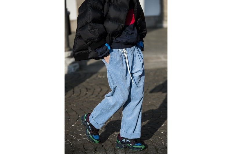 Streetsnaps：Milan Fashion Week Men’s Fall/Winter 2018 Part 2 ラグジュアリーストリートの人気を裏付ける欧州ヘッズたちの冬スタイルをチェック Prada プラダ トラックパンツ adidas アディダス Raf Simons ラフ・シモンズ スニーカー Supreme シュプリーム Louis Vuitton ルイ・ヴィトン ショルダーバッグ J.W. Anderson J.W.アンダーソン ハーフジップジャージー Maison Margiela メゾン マルジェラ コート Burberry バーバリー キャップ Off-White™️ オフホワイト スカーフ HYPEBEAST ハイプビースト