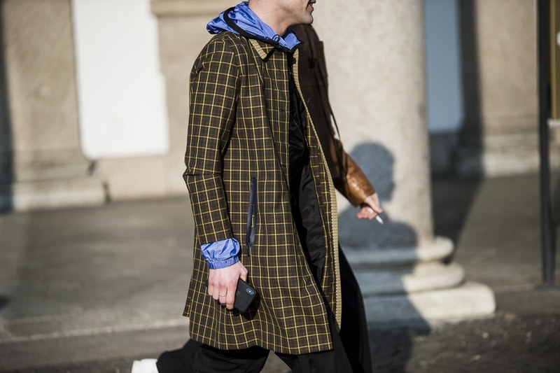 Streetsnaps：Milan Fashion Week Men’s Fall/Winter 2018 Part 2 ラグジュアリーストリートの人気を裏付ける欧州ヘッズたちの冬スタイルをチェック Prada プラダ トラックパンツ adidas アディダス Raf Simons ラフ・シモンズ スニーカー Supreme シュプリーム Louis Vuitton ルイ・ヴィトン ショルダーバッグ J.W. Anderson J.W.アンダーソン ハーフジップジャージー Maison Margiela メゾン マルジェラ コート Burberry バーバリー キャップ Off-White™️ オフホワイト スカーフ HYPEBEAST ハイプビースト