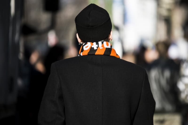 Streetsnaps：Milan Fashion Week Men’s Fall/Winter 2018 Part 2 ラグジュアリーストリートの人気を裏付ける欧州ヘッズたちの冬スタイルをチェック Prada プラダ トラックパンツ adidas アディダス Raf Simons ラフ・シモンズ スニーカー Supreme シュプリーム Louis Vuitton ルイ・ヴィトン ショルダーバッグ J.W. Anderson J.W.アンダーソン ハーフジップジャージー Maison Margiela メゾン マルジェラ コート Burberry バーバリー キャップ Off-White™️ オフホワイト スカーフ HYPEBEAST ハイプビースト