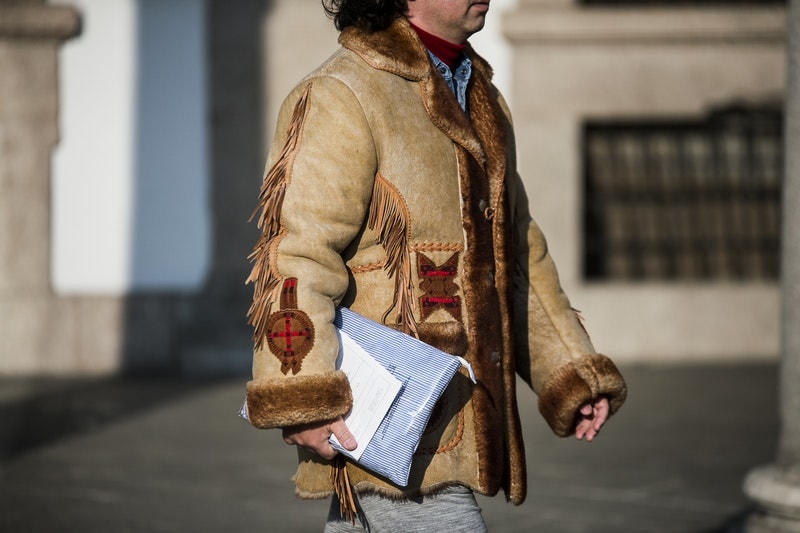Streetsnaps：Milan Fashion Week Men’s Fall/Winter 2018 Part 2 ラグジュアリーストリートの人気を裏付ける欧州ヘッズたちの冬スタイルをチェック Prada プラダ トラックパンツ adidas アディダス Raf Simons ラフ・シモンズ スニーカー Supreme シュプリーム Louis Vuitton ルイ・ヴィトン ショルダーバッグ J.W. Anderson J.W.アンダーソン ハーフジップジャージー Maison Margiela メゾン マルジェラ コート Burberry バーバリー キャップ Off-White™️ オフホワイト スカーフ HYPEBEAST ハイプビースト