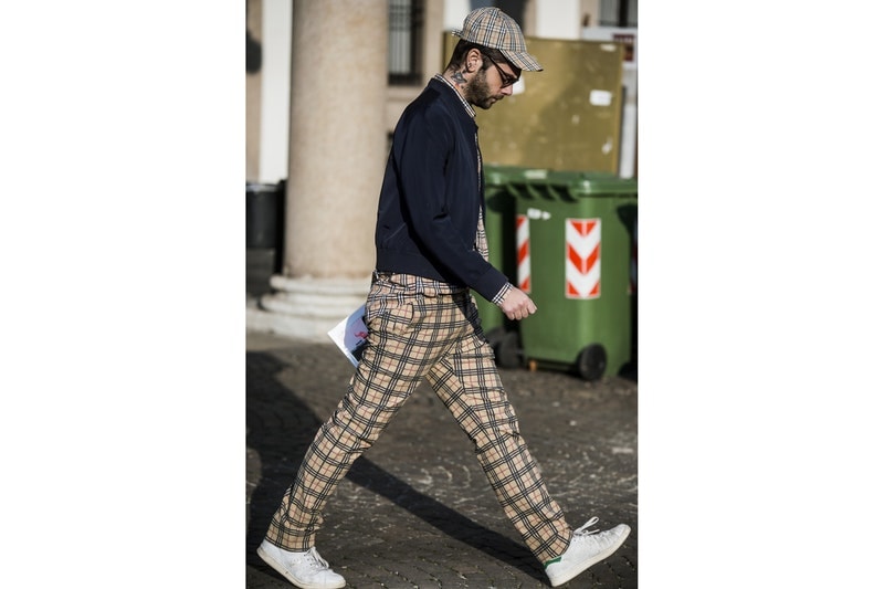 Streetsnaps：Milan Fashion Week Men’s Fall/Winter 2018 Part 2 ラグジュアリーストリートの人気を裏付ける欧州ヘッズたちの冬スタイルをチェック Prada プラダ トラックパンツ adidas アディダス Raf Simons ラフ・シモンズ スニーカー Supreme シュプリーム Louis Vuitton ルイ・ヴィトン ショルダーバッグ J.W. Anderson J.W.アンダーソン ハーフジップジャージー Maison Margiela メゾン マルジェラ コート Burberry バーバリー キャップ Off-White™️ オフホワイト スカーフ HYPEBEAST ハイプビースト
