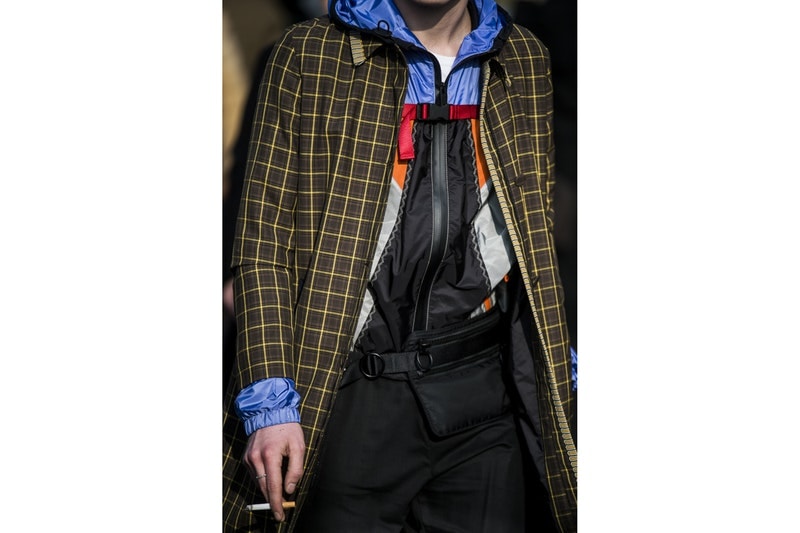 Streetsnaps：Milan Fashion Week Men’s Fall/Winter 2018 Part 2 ラグジュアリーストリートの人気を裏付ける欧州ヘッズたちの冬スタイルをチェック Prada プラダ トラックパンツ adidas アディダス Raf Simons ラフ・シモンズ スニーカー Supreme シュプリーム Louis Vuitton ルイ・ヴィトン ショルダーバッグ J.W. Anderson J.W.アンダーソン ハーフジップジャージー Maison Margiela メゾン マルジェラ コート Burberry バーバリー キャップ Off-White™️ オフホワイト スカーフ HYPEBEAST ハイプビースト
