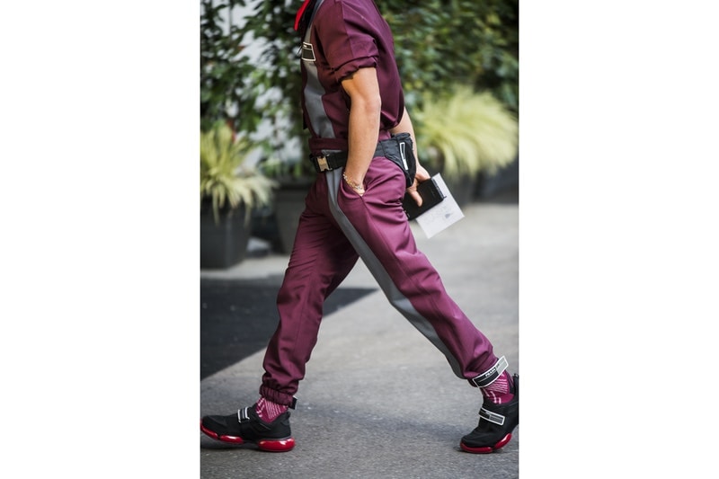 Streetsnaps：Milan Fashion Week Men’s Fall/Winter 2018 Part 2 ラグジュアリーストリートの人気を裏付ける欧州ヘッズたちの冬スタイルをチェック Prada プラダ トラックパンツ adidas アディダス Raf Simons ラフ・シモンズ スニーカー Supreme シュプリーム Louis Vuitton ルイ・ヴィトン ショルダーバッグ J.W. Anderson J.W.アンダーソン ハーフジップジャージー Maison Margiela メゾン マルジェラ コート Burberry バーバリー キャップ Off-White™️ オフホワイト スカーフ HYPEBEAST ハイプビースト