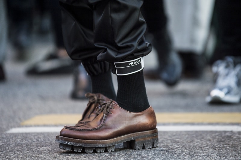 Streetsnaps：Milan Fashion Week Men’s Fall/Winter 2018 Part 2 ラグジュアリーストリートの人気を裏付ける欧州ヘッズたちの冬スタイルをチェック Prada プラダ トラックパンツ adidas アディダス Raf Simons ラフ・シモンズ スニーカー Supreme シュプリーム Louis Vuitton ルイ・ヴィトン ショルダーバッグ J.W. Anderson J.W.アンダーソン ハーフジップジャージー Maison Margiela メゾン マルジェラ コート Burberry バーバリー キャップ Off-White™️ オフホワイト スカーフ HYPEBEAST ハイプビースト