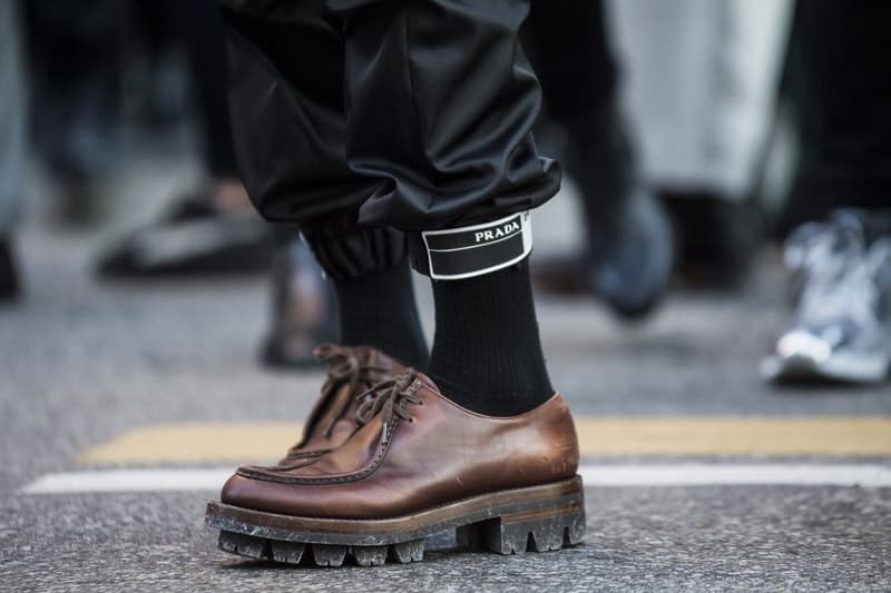 Streetsnaps:Milan Fashion Week Men’s Fall/Winter 2018 Part 2 ラグジュアリーストリートの人気を裏付ける欧州ヘッズたちの冬スタイルをチェック Prada プラダ トラックパンツ adidas アディダス Raf Simons ラフ・シモンズ スニーカー Supreme シュプリーム Louis Vuitton ルイ・ヴィトン ショルダーバッグ J.W. Anderson J.W.アンダーソン ハーフジップジャージー Maison Margiela メゾン マルジェラ コート Burberry バーバリー キャップ Off-White™️ オフホワイト スカーフ HYPEBEAST ハイプビースト