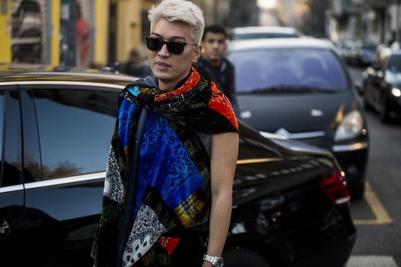 Streetsnaps：Milan Fashion Week Men’s Fall/Winter 2018 Part 2 ラグジュアリーストリートの人気を裏付ける欧州ヘッズたちの冬スタイルをチェック Prada プラダ トラックパンツ adidas アディダス Raf Simons ラフ・シモンズ スニーカー Supreme シュプリーム Louis Vuitton ルイ・ヴィトン ショルダーバッグ J.W. Anderson J.W.アンダーソン ハーフジップジャージー Maison Margiela メゾン マルジェラ コート Burberry バーバリー キャップ Off-White™️ オフホワイト スカーフ HYPEBEAST ハイプビースト