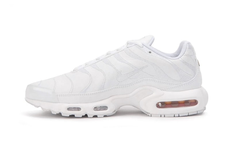 Nike より純白でフォーマルにメイクオーバーされた新作 Air Max Plus が登場 Air Max Plus が登場 エレガンスを極めたピュアホワイトの透明感と優美なフォルムを足元に Nike ナイキ 3月26日 Air Max Plus マップラ AMP ピュアホワイト Allike HYPEBEAST ハイプビースト