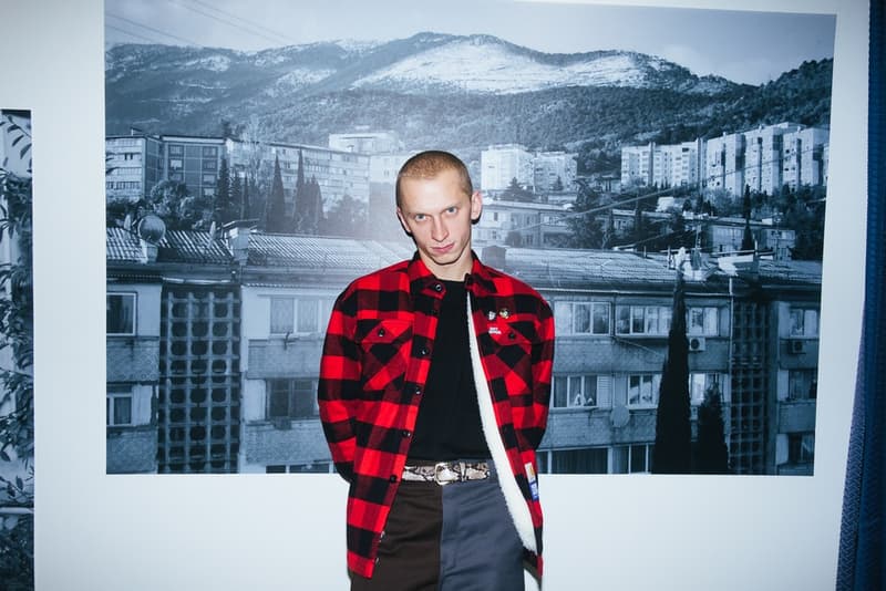 ゴーシャの本拠地モスクワで開催された PACCBET x Carhartt WIP ローンチイベントをレポート ルックブックに起用されたミューズたちも駆けつけ、ゴーシャのカルト的人気を再確認する一夜に ティーザー公開直後からストリートからの目を独占した〈PACCBET(ラスベート)〉と〈Carhartt WIP(カーハート WIP)〉のコラボレーション。白黒のルックブックからはアイテム単体のデザインが確認しずらかったものの、『Dover Street Market Ginza』のオンラインストアでラインアップの半分以上が完売という事実が注目度の高さを証明している。 〈PACCBET〉を手がけるGosha Rubchinskiy(ゴーシャ・ラブチンスキー)とTolia Titaev(トリア・ティタエヴ)はパリに引き続き、本拠地モスクワでもローンチパーティを開催。会場にはルックブックに起用されたミューズたちも駆けつけ、そのフォトセットからは彼らのカルト的人気が伺えることだろう。 未だ購入に踏み切れていない方は、アイテム一覧とオンラインストアの在庫状況を照らし合わせながら、再度カートインを検討してみては?