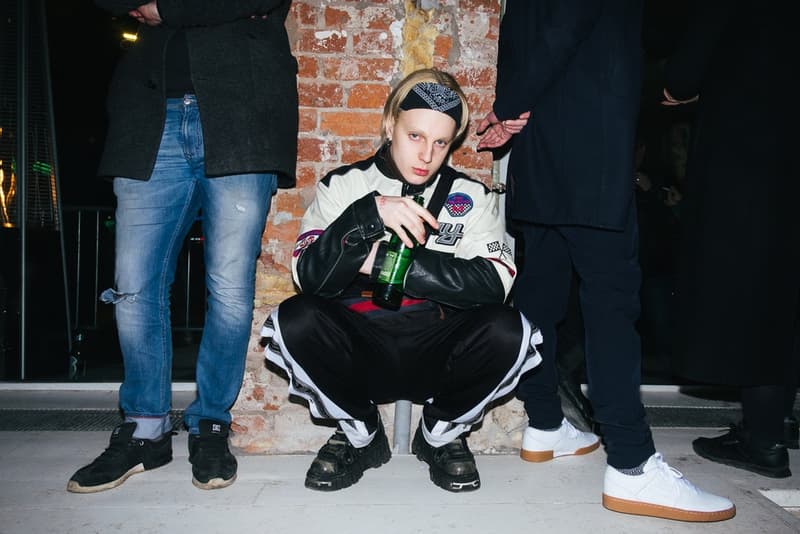ゴーシャの本拠地モスクワで開催された PACCBET x Carhartt WIP ローンチイベントをレポート ルックブックに起用されたミューズたちも駆けつけ、ゴーシャのカルト的人気を再確認する一夜に ティーザー公開直後からストリートからの目を独占した〈PACCBET(ラスベート)〉と〈Carhartt WIP(カーハート WIP)〉のコラボレーション。白黒のルックブックからはアイテム単体のデザインが確認しずらかったものの、『Dover Street Market Ginza』のオンラインストアでラインアップの半分以上が完売という事実が注目度の高さを証明している。 〈PACCBET〉を手がけるGosha Rubchinskiy(ゴーシャ・ラブチンスキー)とTolia Titaev(トリア・ティタエヴ)はパリに引き続き、本拠地モスクワでもローンチパーティを開催。会場にはルックブックに起用されたミューズたちも駆けつけ、そのフォトセットからは彼らのカルト的人気が伺えることだろう。 未だ購入に踏み切れていない方は、アイテム一覧とオンラインストアの在庫状況を照らし合わせながら、再度カートインを検討してみては?