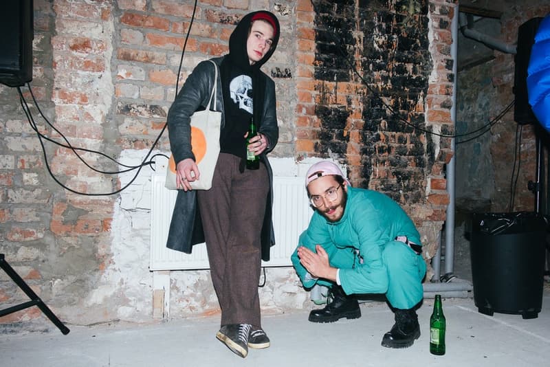 ゴーシャの本拠地モスクワで開催された PACCBET x Carhartt WIP ローンチイベントをレポート ルックブックに起用されたミューズたちも駆けつけ、ゴーシャのカルト的人気を再確認する一夜に ティーザー公開直後からストリートからの目を独占した〈PACCBET(ラスベート)〉と〈Carhartt WIP(カーハート WIP)〉のコラボレーション。白黒のルックブックからはアイテム単体のデザインが確認しずらかったものの、『Dover Street Market Ginza』のオンラインストアでラインアップの半分以上が完売という事実が注目度の高さを証明している。 〈PACCBET〉を手がけるGosha Rubchinskiy(ゴーシャ・ラブチンスキー)とTolia Titaev(トリア・ティタエヴ)はパリに引き続き、本拠地モスクワでもローンチパーティを開催。会場にはルックブックに起用されたミューズたちも駆けつけ、そのフォトセットからは彼らのカルト的人気が伺えることだろう。 未だ購入に踏み切れていない方は、アイテム一覧とオンラインストアの在庫状況を照らし合わせながら、再度カートインを検討してみては?