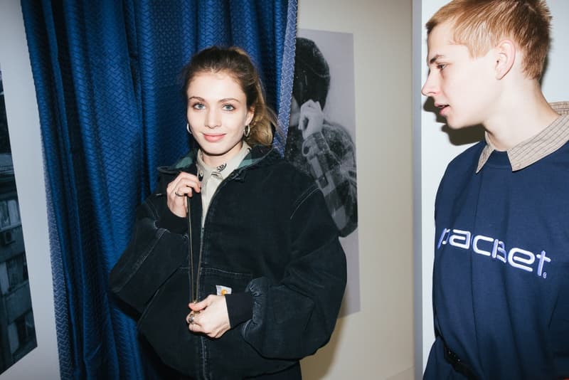 ゴーシャの本拠地モスクワで開催された PACCBET x Carhartt WIP ローンチイベントをレポート ルックブックに起用されたミューズたちも駆けつけ、ゴーシャのカルト的人気を再確認する一夜に ティーザー公開直後からストリートからの目を独占した〈PACCBET(ラスベート)〉と〈Carhartt WIP(カーハート WIP)〉のコラボレーション。白黒のルックブックからはアイテム単体のデザインが確認しずらかったものの、『Dover Street Market Ginza』のオンラインストアでラインアップの半分以上が完売という事実が注目度の高さを証明している。 〈PACCBET〉を手がけるGosha Rubchinskiy(ゴーシャ・ラブチンスキー)とTolia Titaev(トリア・ティタエヴ)はパリに引き続き、本拠地モスクワでもローンチパーティを開催。会場にはルックブックに起用されたミューズたちも駆けつけ、そのフォトセットからは彼らのカルト的人気が伺えることだろう。 未だ購入に踏み切れていない方は、アイテム一覧とオンラインストアの在庫状況を照らし合わせながら、再度カートインを検討してみては?