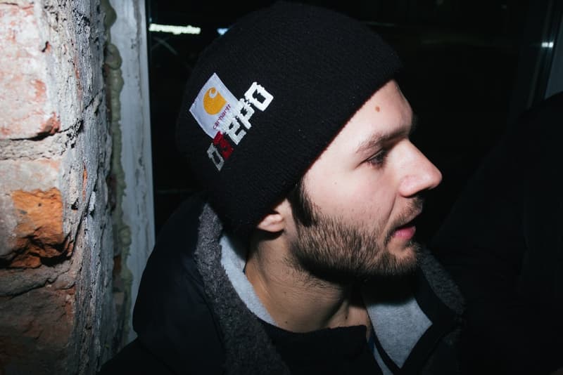 ゴーシャの本拠地モスクワで開催された PACCBET x Carhartt WIP ローンチイベントをレポート ルックブックに起用されたミューズたちも駆けつけ、ゴーシャのカルト的人気を再確認する一夜に ティーザー公開直後からストリートからの目を独占した〈PACCBET(ラスベート)〉と〈Carhartt WIP(カーハート WIP)〉のコラボレーション。白黒のルックブックからはアイテム単体のデザインが確認しずらかったものの、『Dover Street Market Ginza』のオンラインストアでラインアップの半分以上が完売という事実が注目度の高さを証明している。 〈PACCBET〉を手がけるGosha Rubchinskiy(ゴーシャ・ラブチンスキー)とTolia Titaev(トリア・ティタエヴ)はパリに引き続き、本拠地モスクワでもローンチパーティを開催。会場にはルックブックに起用されたミューズたちも駆けつけ、そのフォトセットからは彼らのカルト的人気が伺えることだろう。 未だ購入に踏み切れていない方は、アイテム一覧とオンラインストアの在庫状況を照らし合わせながら、再度カートインを検討してみては?