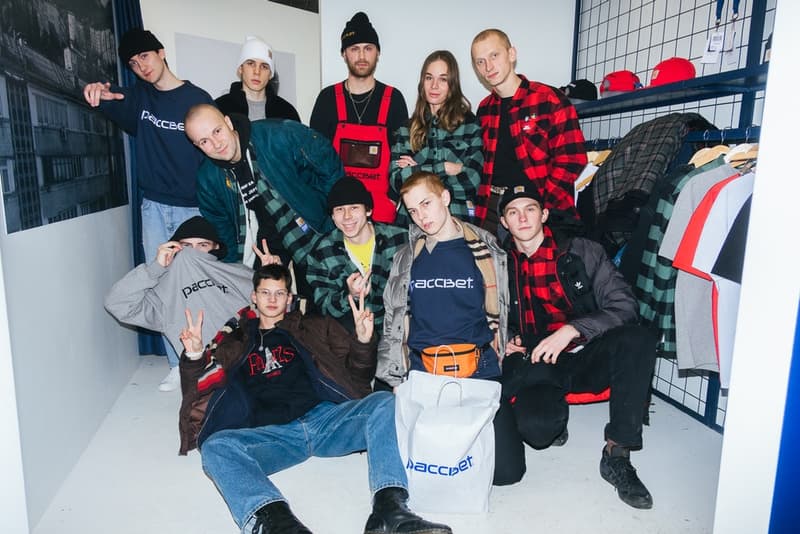 ゴーシャの本拠地モスクワで開催された PACCBET x Carhartt WIP ローンチイベントをレポート ルックブックに起用されたミューズたちも駆けつけ、ゴーシャのカルト的人気を再確認する一夜に ティーザー公開直後からストリートからの目を独占した〈PACCBET(ラスベート)〉と〈Carhartt WIP(カーハート WIP)〉のコラボレーション。白黒のルックブックからはアイテム単体のデザインが確認しずらかったものの、『Dover Street Market Ginza』のオンラインストアでラインアップの半分以上が完売という事実が注目度の高さを証明している。 〈PACCBET〉を手がけるGosha Rubchinskiy(ゴーシャ・ラブチンスキー)とTolia Titaev(トリア・ティタエヴ)はパリに引き続き、本拠地モスクワでもローンチパーティを開催。会場にはルックブックに起用されたミューズたちも駆けつけ、そのフォトセットからは彼らのカルト的人気が伺えることだろう。 未だ購入に踏み切れていない方は、アイテム一覧とオンラインストアの在庫状況を照らし合わせながら、再度カートインを検討してみては?