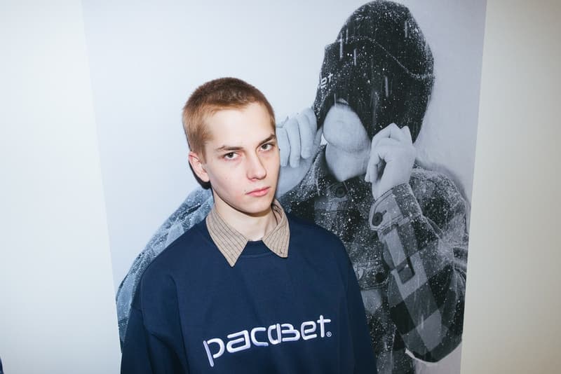 ゴーシャの本拠地モスクワで開催された PACCBET x Carhartt WIP ローンチイベントをレポート ルックブックに起用されたミューズたちも駆けつけ、ゴーシャのカルト的人気を再確認する一夜に ティーザー公開直後からストリートからの目を独占した〈PACCBET(ラスベート)〉と〈Carhartt WIP(カーハート WIP)〉のコラボレーション。白黒のルックブックからはアイテム単体のデザインが確認しずらかったものの、『Dover Street Market Ginza』のオンラインストアでラインアップの半分以上が完売という事実が注目度の高さを証明している。 〈PACCBET〉を手がけるGosha Rubchinskiy(ゴーシャ・ラブチンスキー)とTolia Titaev(トリア・ティタエヴ)はパリに引き続き、本拠地モスクワでもローンチパーティを開催。会場にはルックブックに起用されたミューズたちも駆けつけ、そのフォトセットからは彼らのカルト的人気が伺えることだろう。 未だ購入に踏み切れていない方は、アイテム一覧とオンラインストアの在庫状況を照らし合わせながら、再度カートインを検討してみては?