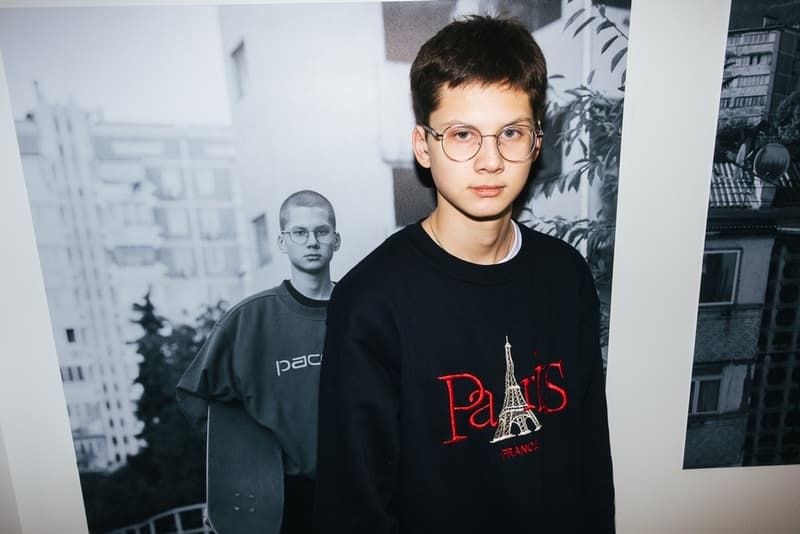 ゴーシャの本拠地モスクワで開催された PACCBET x Carhartt WIP ローンチイベントをレポート ルックブックに起用されたミューズたちも駆けつけ、ゴーシャのカルト的人気を再確認する一夜に ティーザー公開直後からストリートからの目を独占した〈PACCBET(ラスベート)〉と〈Carhartt WIP(カーハート WIP)〉のコラボレーション。白黒のルックブックからはアイテム単体のデザインが確認しずらかったものの、『Dover Street Market Ginza』のオンラインストアでラインアップの半分以上が完売という事実が注目度の高さを証明している。 〈PACCBET〉を手がけるGosha Rubchinskiy(ゴーシャ・ラブチンスキー)とTolia Titaev(トリア・ティタエヴ)はパリに引き続き、本拠地モスクワでもローンチパーティを開催。会場にはルックブックに起用されたミューズたちも駆けつけ、そのフォトセットからは彼らのカルト的人気が伺えることだろう。 未だ購入に踏み切れていない方は、アイテム一覧とオンラインストアの在庫状況を照らし合わせながら、再度カートインを検討してみては?