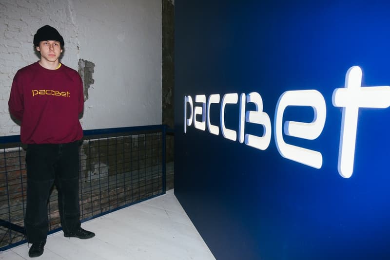 ゴーシャの本拠地モスクワで開催された PACCBET x Carhartt WIP ローンチイベントをレポート ルックブックに起用されたミューズたちも駆けつけ、ゴーシャのカルト的人気を再確認する一夜に ティーザー公開直後からストリートからの目を独占した〈PACCBET(ラスベート)〉と〈Carhartt WIP(カーハート WIP)〉のコラボレーション。白黒のルックブックからはアイテム単体のデザインが確認しずらかったものの、『Dover Street Market Ginza』のオンラインストアでラインアップの半分以上が完売という事実が注目度の高さを証明している。 〈PACCBET〉を手がけるGosha Rubchinskiy(ゴーシャ・ラブチンスキー)とTolia Titaev(トリア・ティタエヴ)はパリに引き続き、本拠地モスクワでもローンチパーティを開催。会場にはルックブックに起用されたミューズたちも駆けつけ、そのフォトセットからは彼らのカルト的人気が伺えることだろう。 未だ購入に踏み切れていない方は、アイテム一覧とオンラインストアの在庫状況を照らし合わせながら、再度カートインを検討してみては?