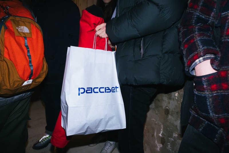ゴーシャの本拠地モスクワで開催された PACCBET x Carhartt WIP ローンチイベントをレポート ルックブックに起用されたミューズたちも駆けつけ、ゴーシャのカルト的人気を再確認する一夜に ティーザー公開直後からストリートからの目を独占した〈PACCBET（ラスベート）〉と〈Carhartt WIP（カーハート WIP）〉のコラボレーション。白黒のルックブックからはアイテム単体のデザインが確認しずらかったものの、『Dover Street Market Ginza』のオンラインストアでラインアップの半分以上が完売という事実が注目度の高さを証明している。  〈PACCBET〉を手がけるGosha Rubchinskiy（ゴーシャ・ラブチンスキー）とTolia Titaev（トリア・ティタエヴ）はパリに引き続き、本拠地モスクワでもローンチパーティを開催。会場にはルックブックに起用されたミューズたちも駆けつけ、そのフォトセットからは彼らのカルト的人気が伺えることだろう。  未だ購入に踏み切れていない方は、アイテム一覧とオンラインストアの在庫状況を照らし合わせながら、再度カートインを検討してみては？