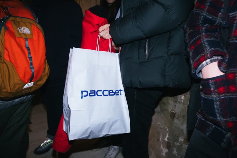 ゴーシャの本拠地モスクワで開催された PACCBET x Carhartt WIP ローンチイベントをレポート ルックブックに起用されたミューズたちも駆けつけ、ゴーシャのカルト的人気を再確認する一夜に ティーザー公開直後からストリートからの目を独占した〈PACCBET(ラスベート)〉と〈Carhartt WIP(カーハート WIP)〉のコラボレーション。白黒のルックブックからはアイテム単体のデザインが確認しずらかったものの、『Dover Street Market Ginza』のオンラインストアでラインアップの半分以上が完売という事実が注目度の高さを証明している。 〈PACCBET〉を手がけるGosha Rubchinskiy(ゴーシャ・ラブチンスキー)とTolia Titaev(トリア・ティタエヴ)はパリに引き続き、本拠地モスクワでもローンチパーティを開催。会場にはルックブックに起用されたミューズたちも駆けつけ、そのフォトセットからは彼らのカルト的人気が伺えることだろう。 未だ購入に踏み切れていない方は、アイテム一覧とオンラインストアの在庫状況を照らし合わせながら、再度カートインを検討してみては?