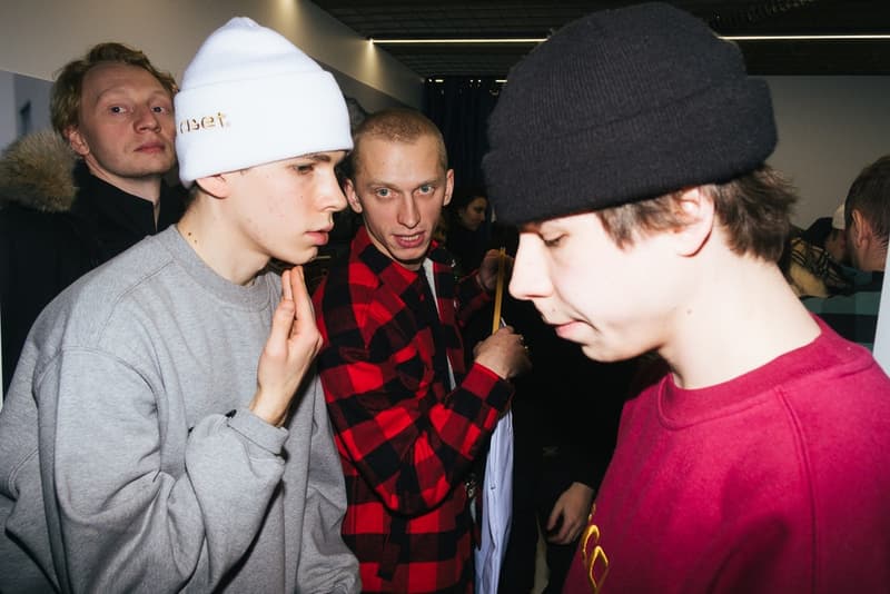 ゴーシャの本拠地モスクワで開催された PACCBET x Carhartt WIP ローンチイベントをレポート ルックブックに起用されたミューズたちも駆けつけ、ゴーシャのカルト的人気を再確認する一夜に ティーザー公開直後からストリートからの目を独占した〈PACCBET(ラスベート)〉と〈Carhartt WIP(カーハート WIP)〉のコラボレーション。白黒のルックブックからはアイテム単体のデザインが確認しずらかったものの、『Dover Street Market Ginza』のオンラインストアでラインアップの半分以上が完売という事実が注目度の高さを証明している。 〈PACCBET〉を手がけるGosha Rubchinskiy(ゴーシャ・ラブチンスキー)とTolia Titaev(トリア・ティタエヴ)はパリに引き続き、本拠地モスクワでもローンチパーティを開催。会場にはルックブックに起用されたミューズたちも駆けつけ、そのフォトセットからは彼らのカルト的人気が伺えることだろう。 未だ購入に踏み切れていない方は、アイテム一覧とオンラインストアの在庫状況を照らし合わせながら、再度カートインを検討してみては?