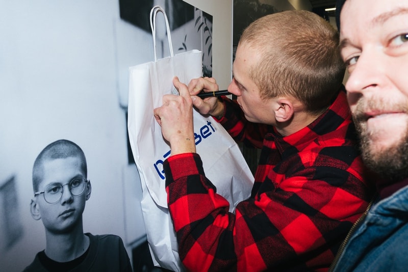 ゴーシャの本拠地モスクワで開催された PACCBET x Carhartt WIP ローンチイベントをレポート ルックブックに起用されたミューズたちも駆けつけ、ゴーシャのカルト的人気を再確認する一夜に ティーザー公開直後からストリートからの目を独占した〈PACCBET（ラスベート）〉と〈Carhartt WIP（カーハート WIP）〉のコラボレーション。白黒のルックブックからはアイテム単体のデザインが確認しずらかったものの、『Dover Street Market Ginza』のオンラインストアでラインアップの半分以上が完売という事実が注目度の高さを証明している。  〈PACCBET〉を手がけるGosha Rubchinskiy（ゴーシャ・ラブチンスキー）とTolia Titaev（トリア・ティタエヴ）はパリに引き続き、本拠地モスクワでもローンチパーティを開催。会場にはルックブックに起用されたミューズたちも駆けつけ、そのフォトセットからは彼らのカルト的人気が伺えることだろう。  未だ購入に踏み切れていない方は、アイテム一覧とオンラインストアの在庫状況を照らし合わせながら、再度カートインを検討してみては？