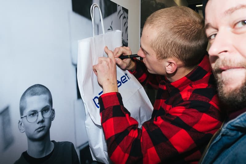 ゴーシャの本拠地モスクワで開催された PACCBET x Carhartt WIP ローンチイベントをレポート ルックブックに起用されたミューズたちも駆けつけ、ゴーシャのカルト的人気を再確認する一夜に ティーザー公開直後からストリートからの目を独占した〈PACCBET(ラスベート)〉と〈Carhartt WIP(カーハート WIP)〉のコラボレーション。白黒のルックブックからはアイテム単体のデザインが確認しずらかったものの、『Dover Street Market Ginza』のオンラインストアでラインアップの半分以上が完売という事実が注目度の高さを証明している。 〈PACCBET〉を手がけるGosha Rubchinskiy(ゴーシャ・ラブチンスキー)とTolia Titaev(トリア・ティタエヴ)はパリに引き続き、本拠地モスクワでもローンチパーティを開催。会場にはルックブックに起用されたミューズたちも駆けつけ、そのフォトセットからは彼らのカルト的人気が伺えることだろう。 未だ購入に踏み切れていない方は、アイテム一覧とオンラインストアの在庫状況を照らし合わせながら、再度カートインを検討してみては?