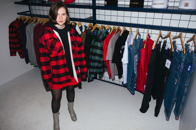 ゴーシャの本拠地モスクワで開催された PACCBET x Carhartt WIP ローンチイベントをレポート ルックブックに起用されたミューズたちも駆けつけ、ゴーシャのカルト的人気を再確認する一夜に ティーザー公開直後からストリートからの目を独占した〈PACCBET（ラスベート）〉と〈Carhartt WIP（カーハート WIP）〉のコラボレーション。白黒のルックブックからはアイテム単体のデザインが確認しずらかったものの、『Dover Street Market Ginza』のオンラインストアでラインアップの半分以上が完売という事実が注目度の高さを証明している。  〈PACCBET〉を手がけるGosha Rubchinskiy（ゴーシャ・ラブチンスキー）とTolia Titaev（トリア・ティタエヴ）はパリに引き続き、本拠地モスクワでもローンチパーティを開催。会場にはルックブックに起用されたミューズたちも駆けつけ、そのフォトセットからは彼らのカルト的人気が伺えることだろう。  未だ購入に踏み切れていない方は、アイテム一覧とオンラインストアの在庫状況を照らし合わせながら、再度カートインを検討してみては？