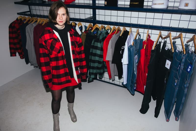 ゴーシャの本拠地モスクワで開催された PACCBET x Carhartt WIP ローンチイベントをレポート ルックブックに起用されたミューズたちも駆けつけ、ゴーシャのカルト的人気を再確認する一夜に ティーザー公開直後からストリートからの目を独占した〈PACCBET(ラスベート)〉と〈Carhartt WIP(カーハート WIP)〉のコラボレーション。白黒のルックブックからはアイテム単体のデザインが確認しずらかったものの、『Dover Street Market Ginza』のオンラインストアでラインアップの半分以上が完売という事実が注目度の高さを証明している。 〈PACCBET〉を手がけるGosha Rubchinskiy(ゴーシャ・ラブチンスキー)とTolia Titaev(トリア・ティタエヴ)はパリに引き続き、本拠地モスクワでもローンチパーティを開催。会場にはルックブックに起用されたミューズたちも駆けつけ、そのフォトセットからは彼らのカルト的人気が伺えることだろう。 未だ購入に踏み切れていない方は、アイテム一覧とオンラインストアの在庫状況を照らし合わせながら、再度カートインを検討してみては?
