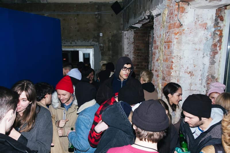 ゴーシャの本拠地モスクワで開催された PACCBET x Carhartt WIP ローンチイベントをレポート ルックブックに起用されたミューズたちも駆けつけ、ゴーシャのカルト的人気を再確認する一夜に ティーザー公開直後からストリートからの目を独占した〈PACCBET(ラスベート)〉と〈Carhartt WIP(カーハート WIP)〉のコラボレーション。白黒のルックブックからはアイテム単体のデザインが確認しずらかったものの、『Dover Street Market Ginza』のオンラインストアでラインアップの半分以上が完売という事実が注目度の高さを証明している。 〈PACCBET〉を手がけるGosha Rubchinskiy(ゴーシャ・ラブチンスキー)とTolia Titaev(トリア・ティタエヴ)はパリに引き続き、本拠地モスクワでもローンチパーティを開催。会場にはルックブックに起用されたミューズたちも駆けつけ、そのフォトセットからは彼らのカルト的人気が伺えることだろう。 未だ購入に踏み切れていない方は、アイテム一覧とオンラインストアの在庫状況を照らし合わせながら、再度カートインを検討してみては?
