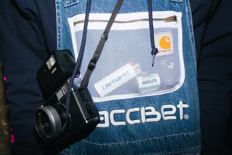 ゴーシャの本拠地モスクワで開催された PACCBET x Carhartt WIP ローンチイベントをレポート ルックブックに起用されたミューズたちも駆けつけ、ゴーシャのカルト的人気を再確認する一夜に ティーザー公開直後からストリートからの目を独占した〈PACCBET(ラスベート)〉と〈Carhartt WIP(カーハート WIP)〉のコラボレーション。白黒のルックブックからはアイテム単体のデザインが確認しずらかったものの、『Dover Street Market Ginza』のオンラインストアでラインアップの半分以上が完売という事実が注目度の高さを証明している。 〈PACCBET〉を手がけるGosha Rubchinskiy(ゴーシャ・ラブチンスキー)とTolia Titaev(トリア・ティタエヴ)はパリに引き続き、本拠地モスクワでもローンチパーティを開催。会場にはルックブックに起用されたミューズたちも駆けつけ、そのフォトセットからは彼らのカルト的人気が伺えることだろう。 未だ購入に踏み切れていない方は、アイテム一覧とオンラインストアの在庫状況を照らし合わせながら、再度カートインを検討してみては?