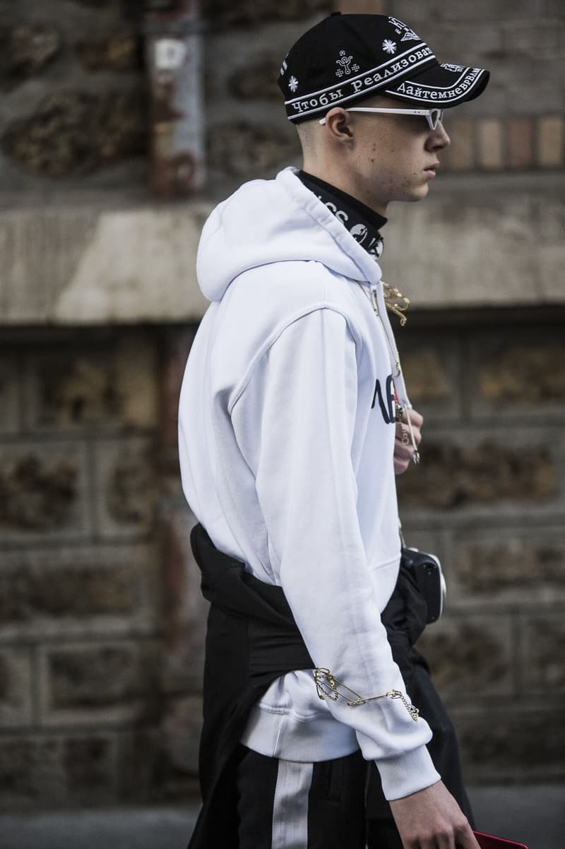 Streetsnaps：Paris Fashion Week Men's Fall/Winter 2018 Part 2 Streetsnaps：2018年秋冬 パリファッションウィーク・メンズ  2日目 “ストリート的シックな装い”の参考になる業界人たちのスタイリングをお届け 2018年秋冬のパリファッションウィーク・メンズより、2日目のオフランウェイを捉えたストリートスナップが編集部のもとに到着した。この日はジョージア州出身のラッパーFuture（フューチャー）や、Rick Owens（リック・オウエンス）の妻Michele Lamy（ミシェル・ラミー）、Kanye West（カニエ・ウェスト）が創設したGOOD Music所属のMos Def（モス・デフ）といったアイコンの姿をキャッチすることに成功。また、ストリート一辺倒というよりは、全体的にモードやテーラードへの再帰を感じるスタイリングが数多く見受けられ、アクセサリーやディテールで個性を足すのが今の気分なのだろうか。 ストリート的シックな装いの参考に、是非上のフォトギャラリーからパリ2日目のストリートスナップを覗いてみてほしい。同時に、初日の振り返りもお忘れなく。