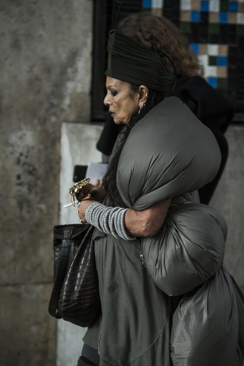 Streetsnaps:Paris Fashion Week Men's Fall/Winter 2018 Part 2 Streetsnaps:2018年秋冬 パリファッションウィーク・メンズ 2日目 “ストリート的シックな装い”の参考になる業界人たちのスタイリングをお届け 2018年秋冬のパリファッションウィーク・メンズより、2日目のオフランウェイを捉えたストリートスナップが編集部のもとに到着した。この日はジョージア州出身のラッパーFuture(フューチャー)や、Rick Owens(リック・オウエンス)の妻Michele Lamy(ミシェル・ラミー)、Kanye West(カニエ・ウェスト)が創設したGOOD Music所属のMos Def(モス・デフ)といったアイコンの姿をキャッチすることに成功。また、ストリート一辺倒というよりは、全体的にモードやテーラードへの再帰を感じるスタイリングが数多く見受けられ、アクセサリーやディテールで個性を足すのが今の気分なのだろうか。 ストリート的シックな装いの参考に、是非上のフォトギャラリーからパリ2日目のストリートスナップを覗いてみてほしい。同時に、初日の振り返りもお忘れなく。