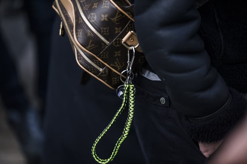 Streetsnaps:Paris Fashion Week Men's Fall/Winter 2018 Part 2 Streetsnaps:2018年秋冬 パリファッションウィーク・メンズ 2日目 “ストリート的シックな装い”の参考になる業界人たちのスタイリングをお届け 2018年秋冬のパリファッションウィーク・メンズより、2日目のオフランウェイを捉えたストリートスナップが編集部のもとに到着した。この日はジョージア州出身のラッパーFuture(フューチャー)や、Rick Owens(リック・オウエンス)の妻Michele Lamy(ミシェル・ラミー)、Kanye West(カニエ・ウェスト)が創設したGOOD Music所属のMos Def(モス・デフ)といったアイコンの姿をキャッチすることに成功。また、ストリート一辺倒というよりは、全体的にモードやテーラードへの再帰を感じるスタイリングが数多く見受けられ、アクセサリーやディテールで個性を足すのが今の気分なのだろうか。 ストリート的シックな装いの参考に、是非上のフォトギャラリーからパリ2日目のストリートスナップを覗いてみてほしい。同時に、初日の振り返りもお忘れなく。