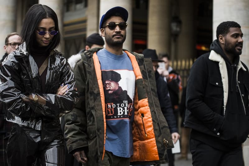 Streetsnaps：Paris Fashion Week Men's Fall/Winter 2018 Part 2 Streetsnaps：2018年秋冬 パリファッションウィーク・メンズ  2日目 “ストリート的シックな装い”の参考になる業界人たちのスタイリングをお届け 2018年秋冬のパリファッションウィーク・メンズより、2日目のオフランウェイを捉えたストリートスナップが編集部のもとに到着した。この日はジョージア州出身のラッパーFuture（フューチャー）や、Rick Owens（リック・オウエンス）の妻Michele Lamy（ミシェル・ラミー）、Kanye West（カニエ・ウェスト）が創設したGOOD Music所属のMos Def（モス・デフ）といったアイコンの姿をキャッチすることに成功。また、ストリート一辺倒というよりは、全体的にモードやテーラードへの再帰を感じるスタイリングが数多く見受けられ、アクセサリーやディテールで個性を足すのが今の気分なのだろうか。 ストリート的シックな装いの参考に、是非上のフォトギャラリーからパリ2日目のストリートスナップを覗いてみてほしい。同時に、初日の振り返りもお忘れなく。